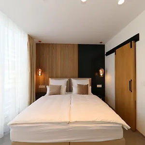 whiterooms-12.hotelinzadar.com/