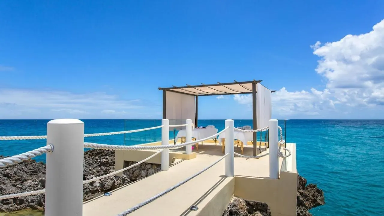 Maho Beach House - Grand Ocean Suite 0*,  Sint Maarten/Saint Martin